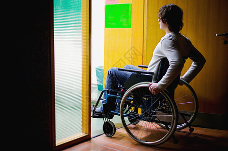 残疾人专用门口的残疾人背景