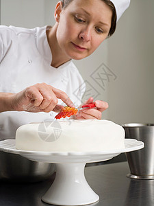 烘焙师装饰蛋糕高清图片
