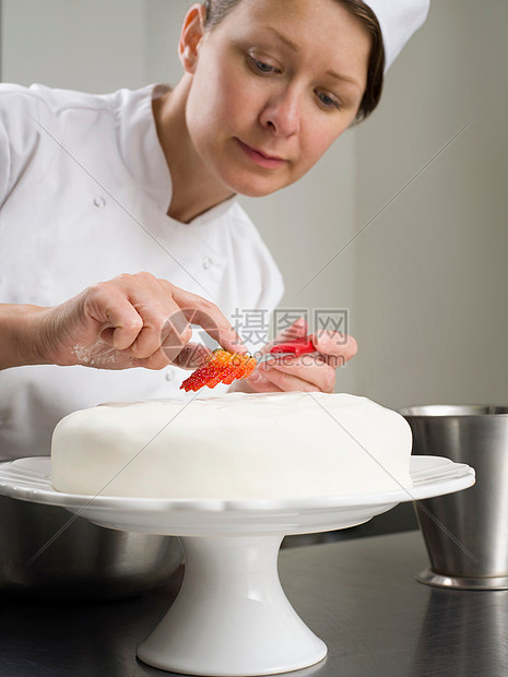 烘焙师装饰蛋糕图片