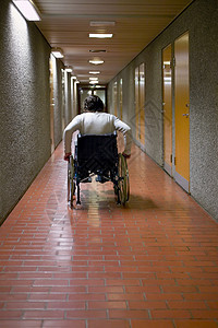 走廊里的残疾人图片