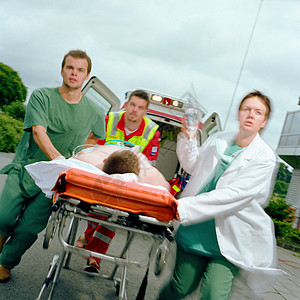 救护车和医生带病人的救护人员背景