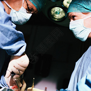 带病人的外科团队图片