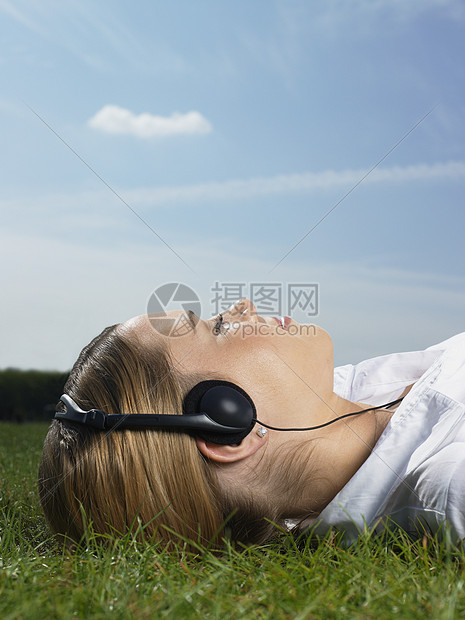 在公园里听音乐的女人图片