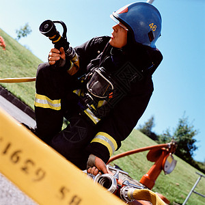 连接软管的消防员图片