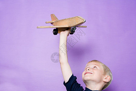 玩飞机的男孩图片