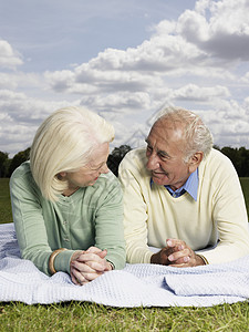 公园里的老年夫妇图片
