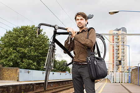 火车站骑自行车的人图片