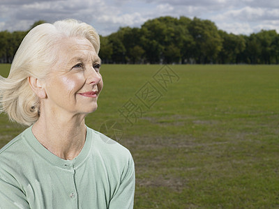 公园里的老妇人图片