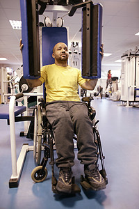 使用健身器材的残疾人图片