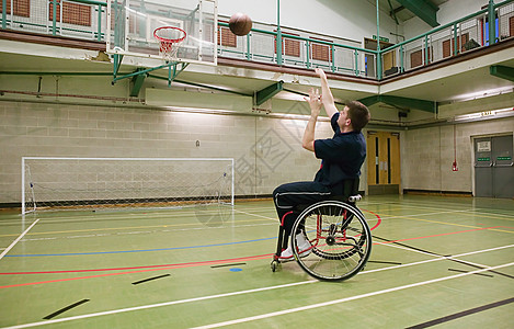 打篮球的残疾人图片