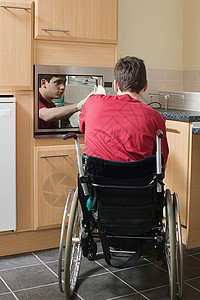 打开烤箱的残疾人图片