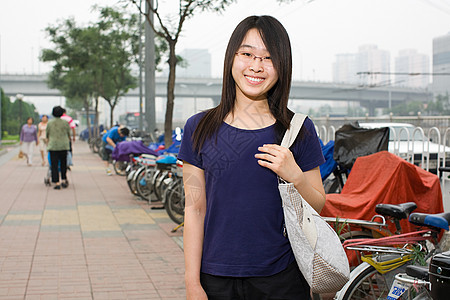 街上的年轻女子图片