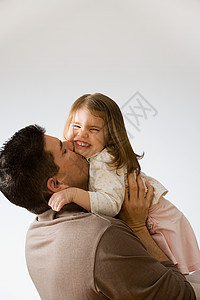 抱着女儿的父亲图片