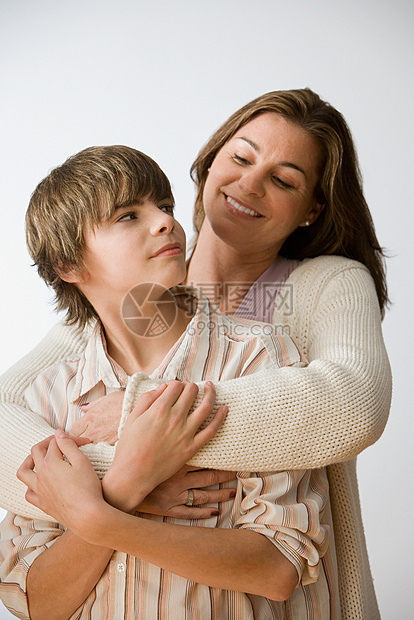 抱着儿子的母亲图片