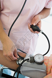 给病人量血压的护士图片