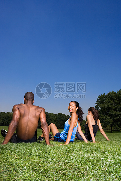 坐在草地上的慢跑者图片