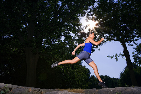 事后现场！国米二门马丁内斯车祸撞死老人，现场散落汽车碎片