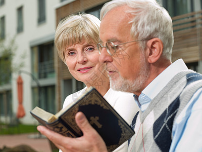 看圣经的老年夫妇图片
