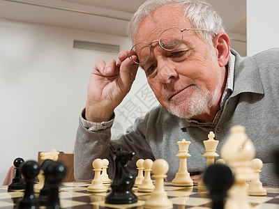 下象棋的老人背景图片
