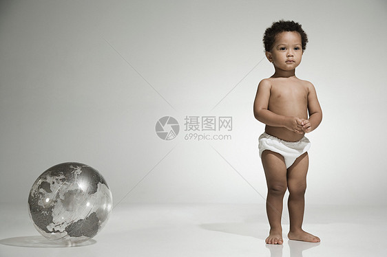 站在地球旁的幼儿图片