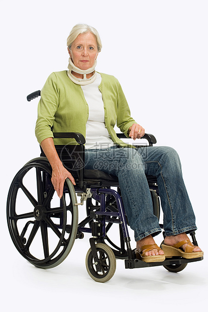 坐在轮椅上的女人图片