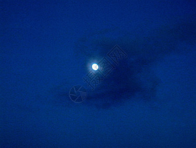 满月的阴天图片