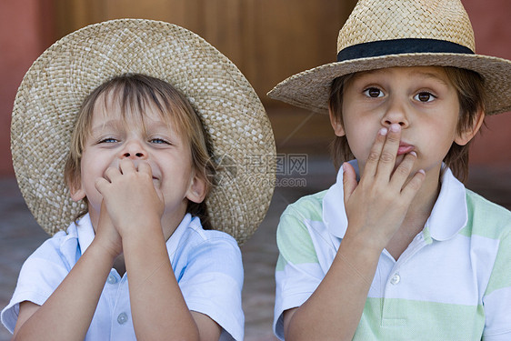两个戴巴拿马帽的男孩图片