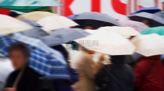 一群拿着雨伞的人图片