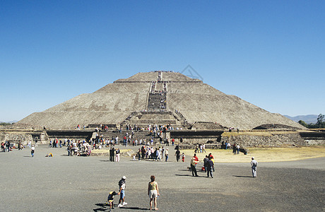 月亮金字塔上的游客图片
