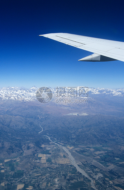智利上空的飞机机翼图片