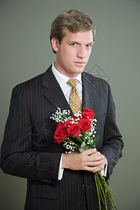 一个拿着一束玫瑰的男人的肖像图片
