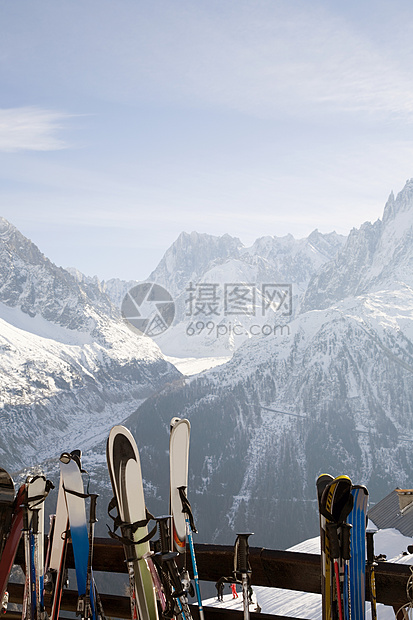 高山上滑雪图片