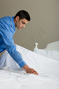整理床铺的人图片