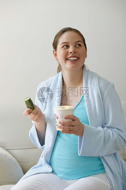 孕妇吃黄瓜和冰淇淋的孕妇图片