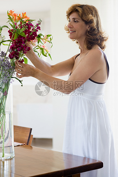 插花的女人图片