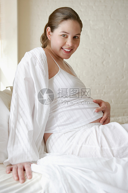 卧床的孕妇图片