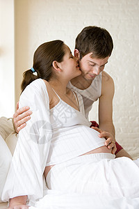 男人触摸怀孕伴侣的腹部图片