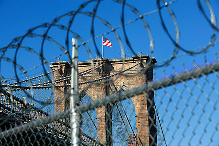 铁丝网和布鲁克林大桥图片