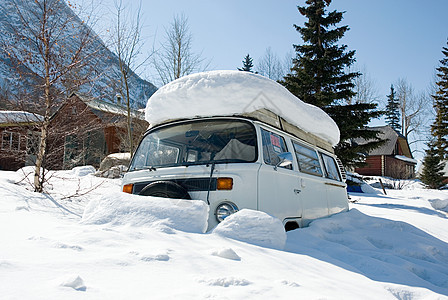 雪地里的露营车图片