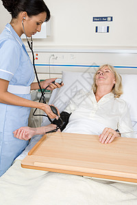 护士给病人量血压图片