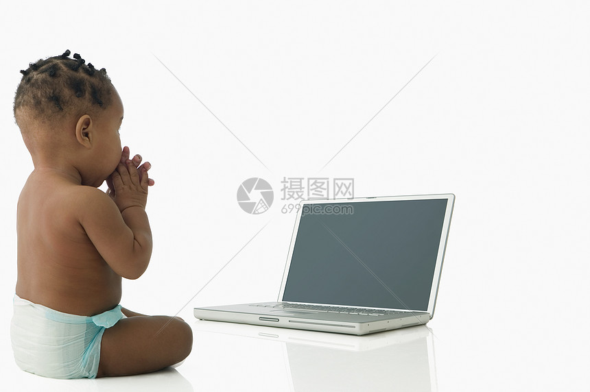 观察笔记本电脑的宝宝图片