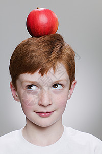 男孩把苹果放在头上图片