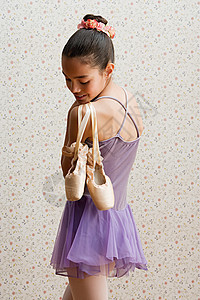 提芭蕾舞鞋的女孩图片