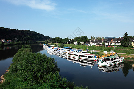 停泊在莱茵河上的旅游船图片