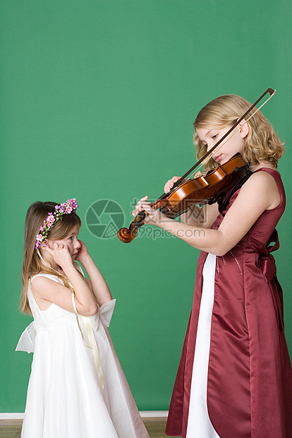 给妹妹拉小提琴的女孩图片