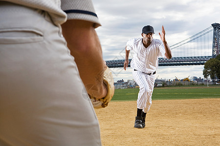 棒球运动员跑步图片