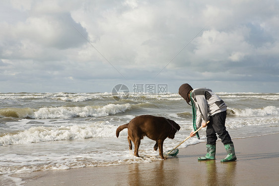 男孩和狗在海边图片