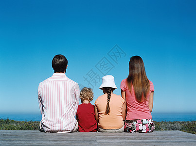 远望大海的家人图片