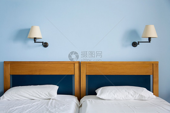 酒店客房内的床图片