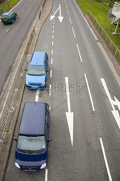 公路上的汽车图片